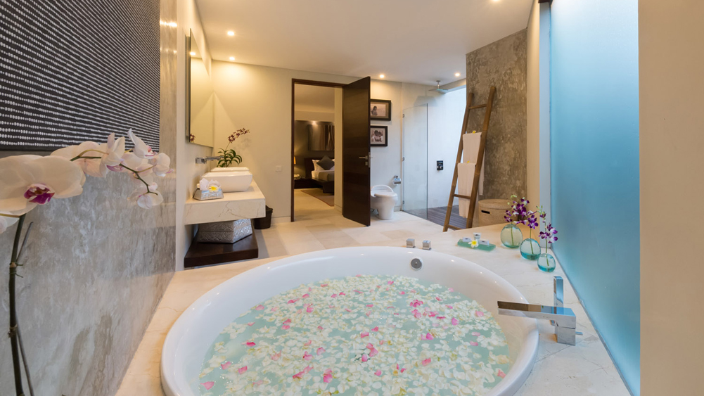 The Layar -  4 bedroom - Flower petal bath